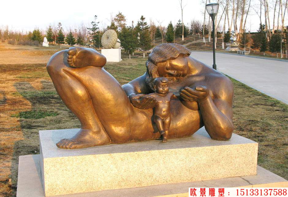 母爱无私铜雕塑，公园小品母爱主题雕塑