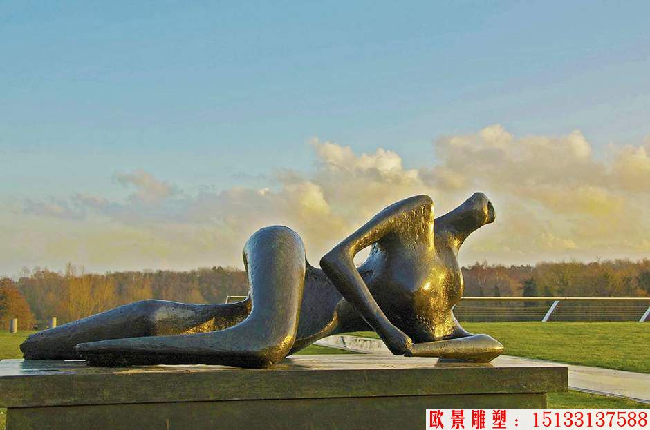 女人侧躺铜雕